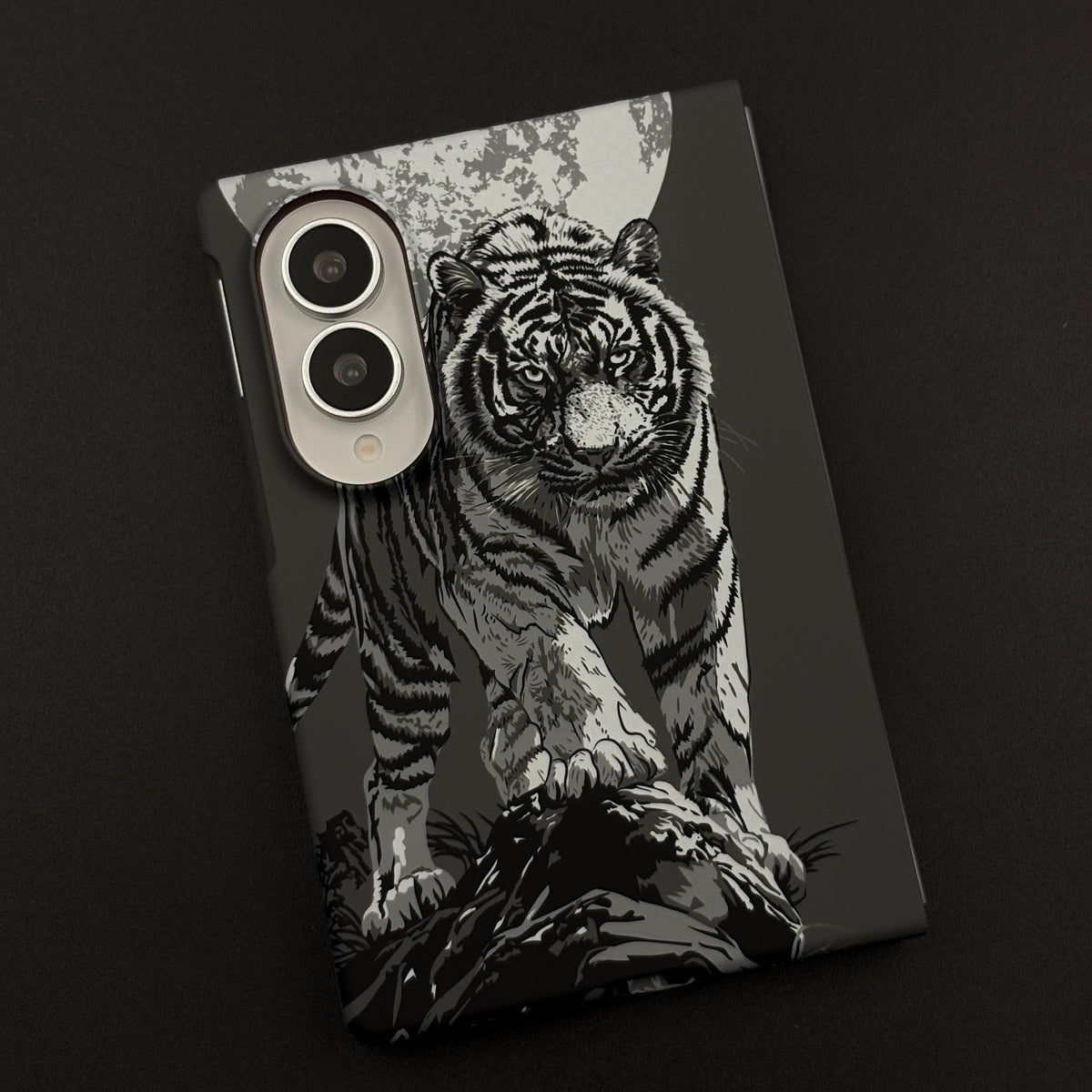 Aramid Texture Case Moonlit Tiger Prowl for Samsung Galaxy Z Fold 8 Carbon Fibre Feel | Hidden MagSafe