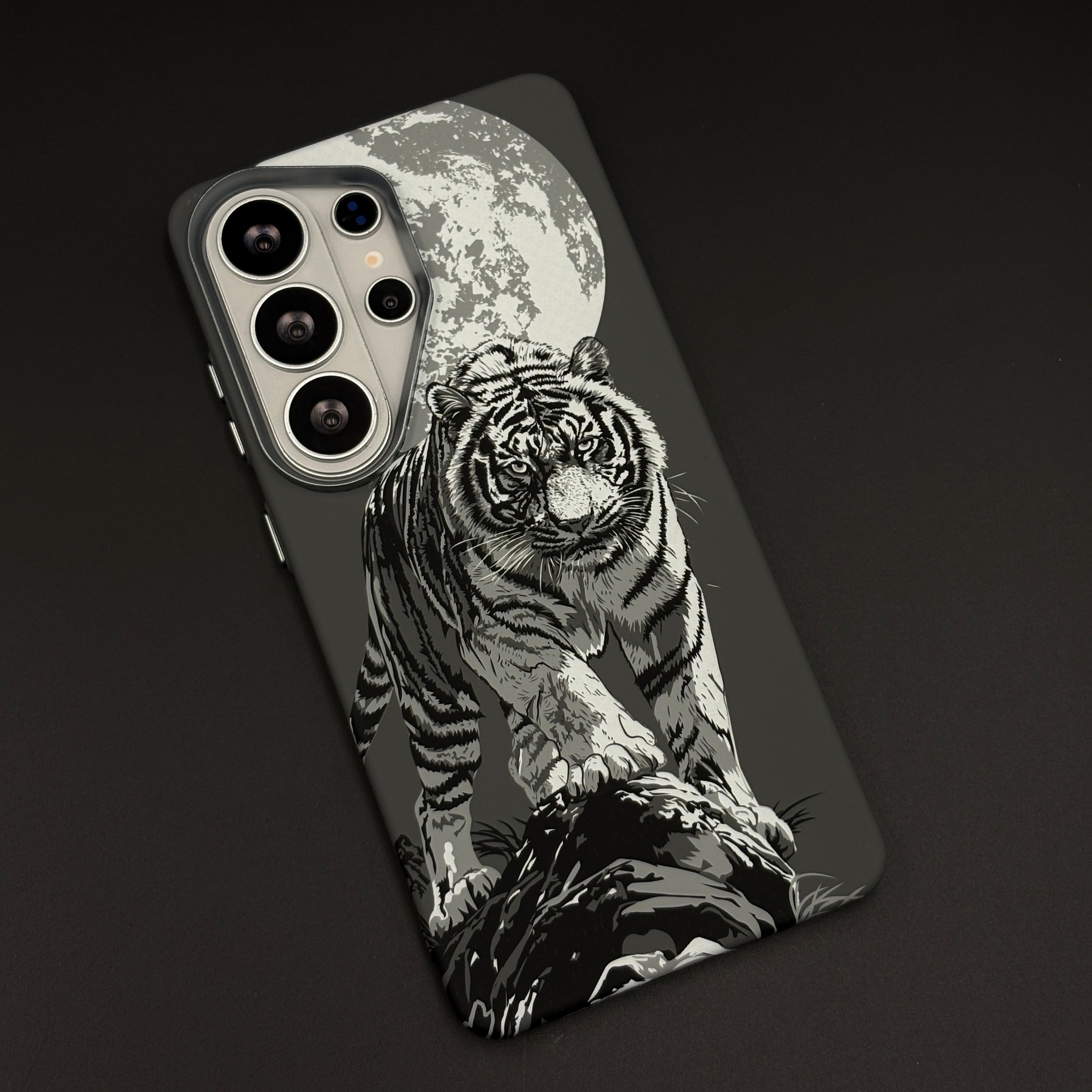 Moonlit Tiger Carbon Fibre Hidden MagSafe Mobile Case Cover for Samsung Galaxy S26 Ultra