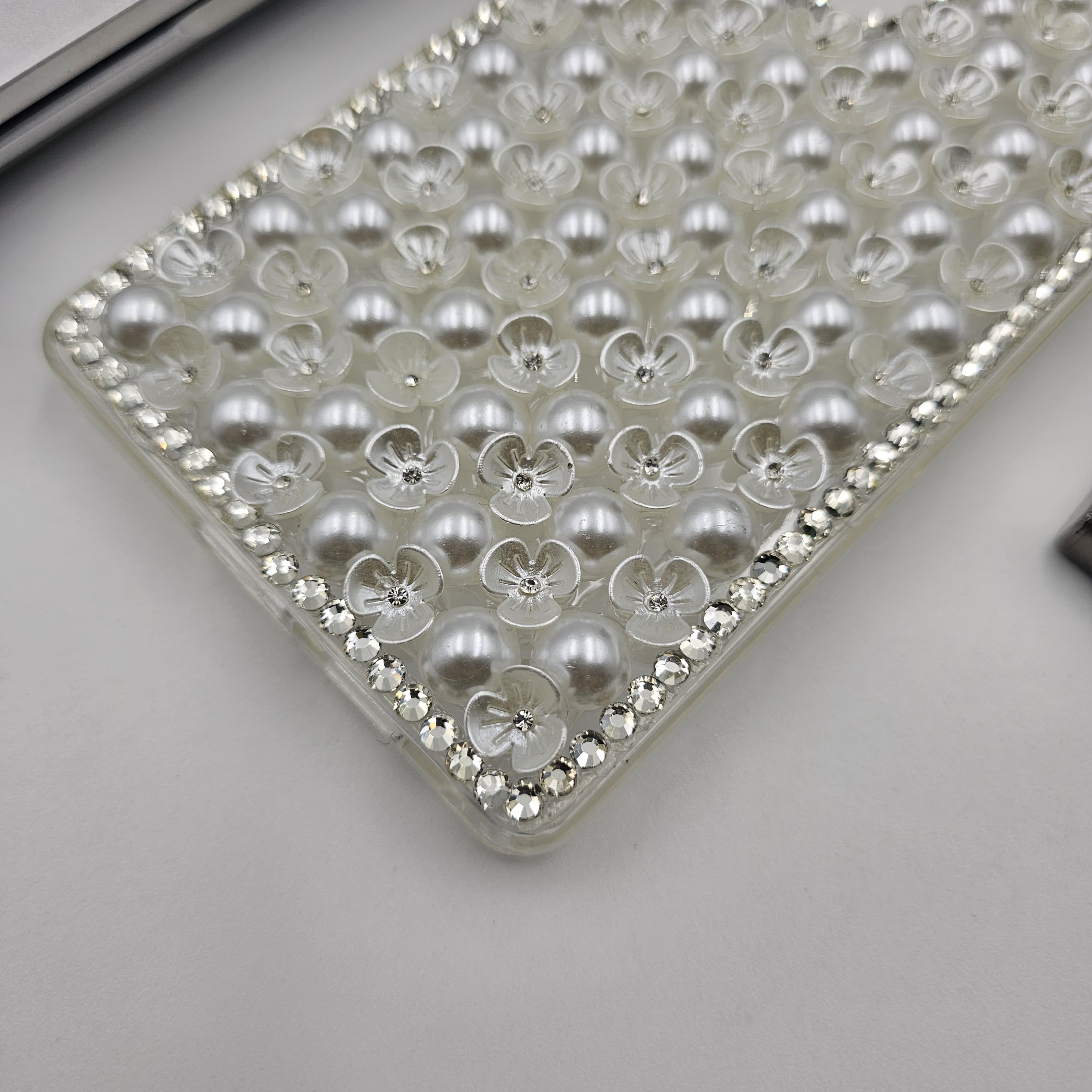 Samsung Galaxy S25 Ultra Pearl Floral Pattern Rhinestone Diamond Case